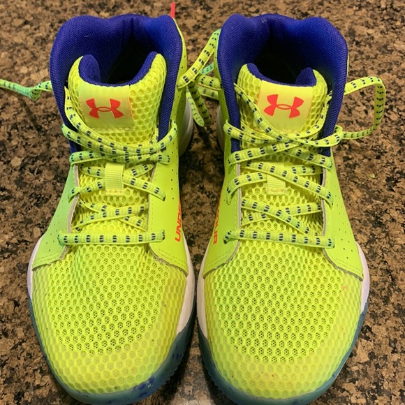 Youth Under Armour shoes, size 4 - Picture 7 of 8